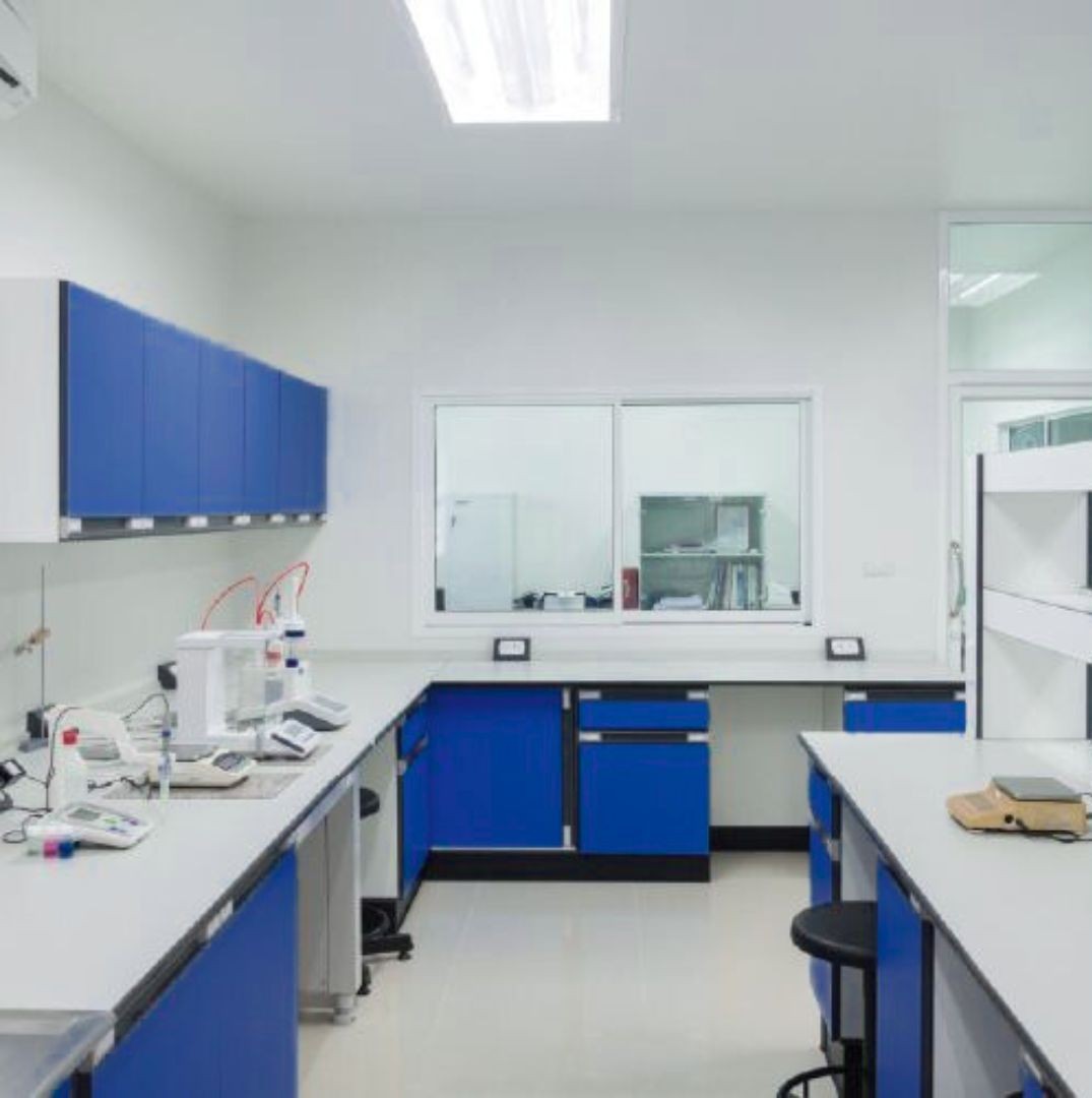 Sala de análises com bancadas e equipamentos de bancada